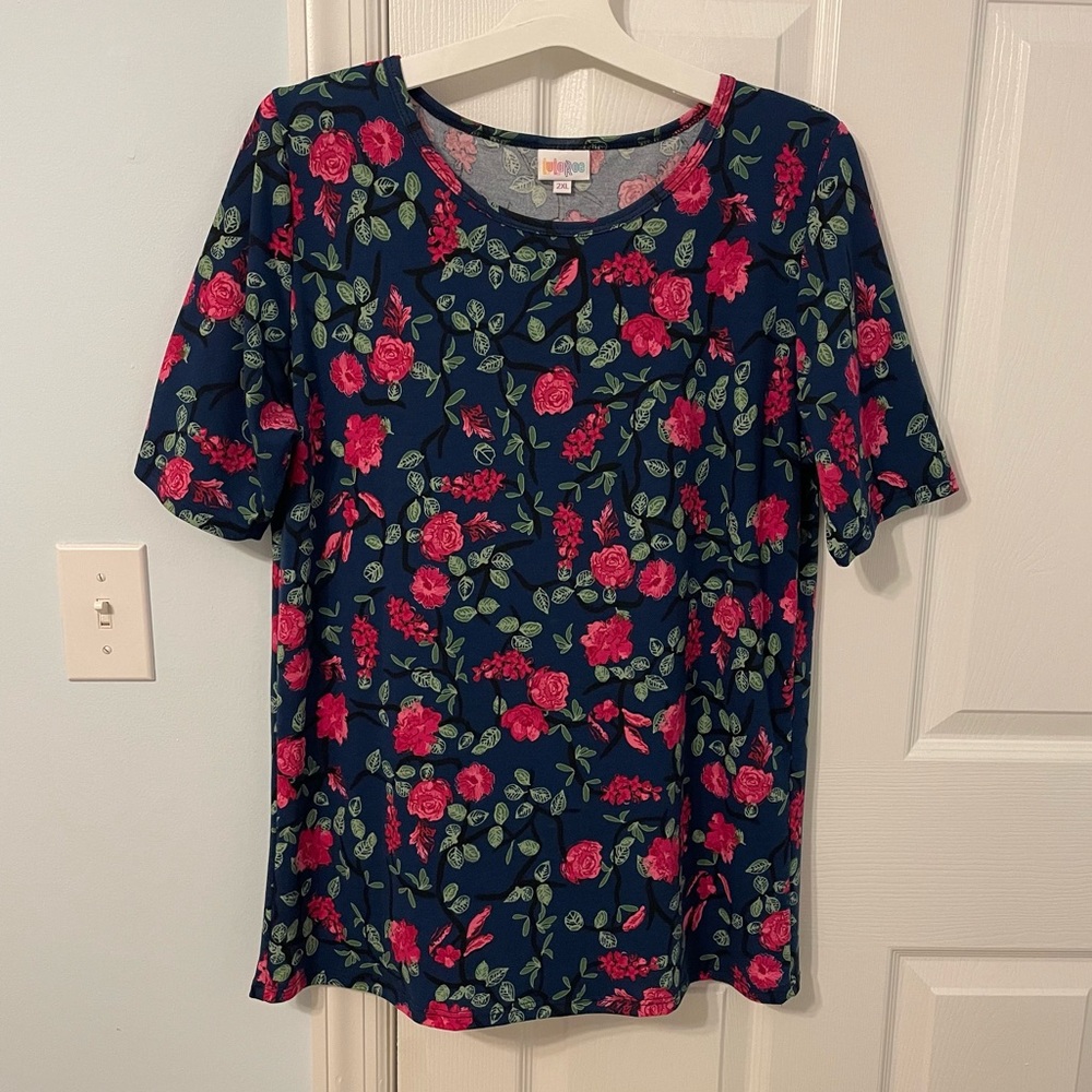⭐️ 3/$15 LuLaRoe Gigi Floral Blouse